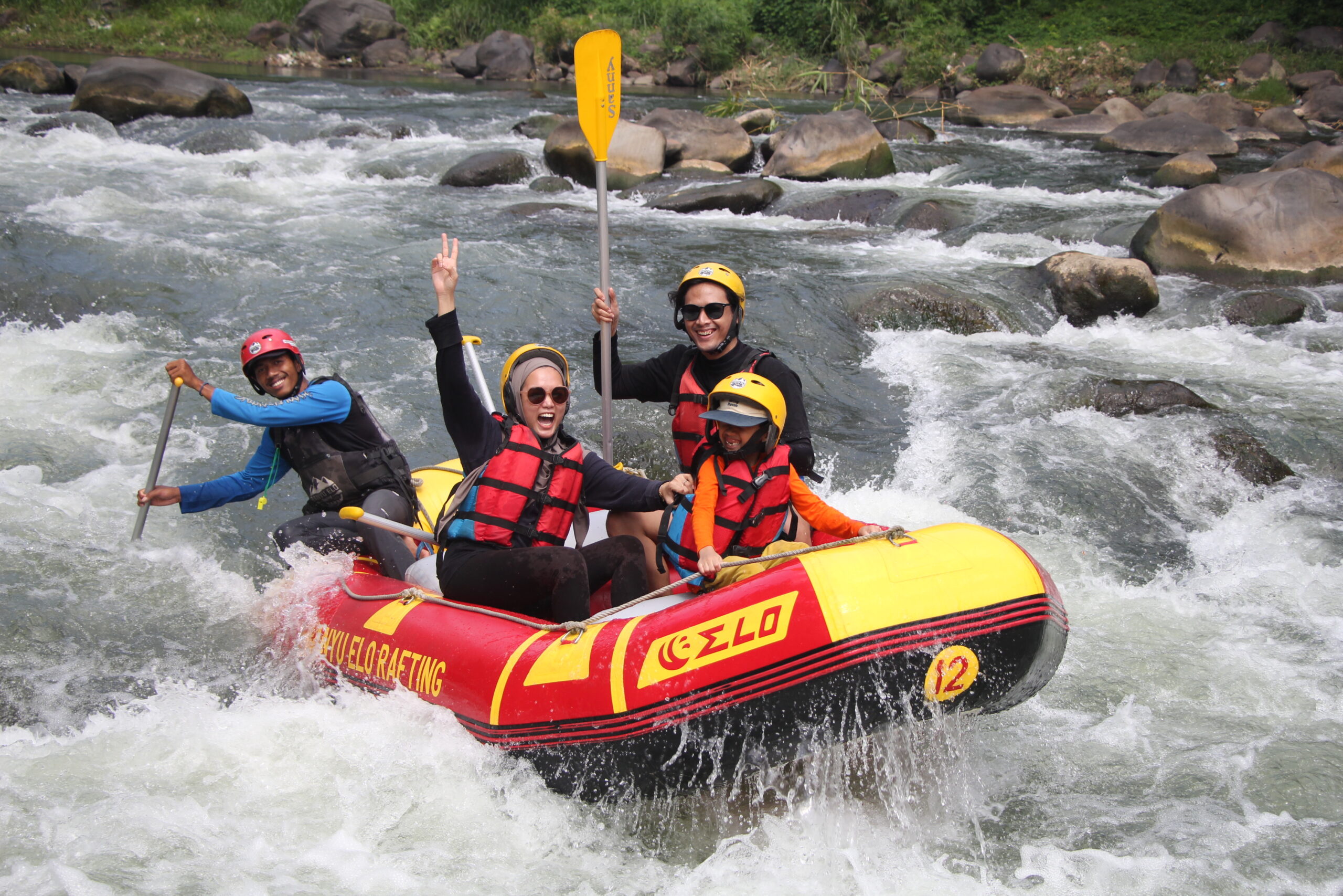 rafting di sungai elo